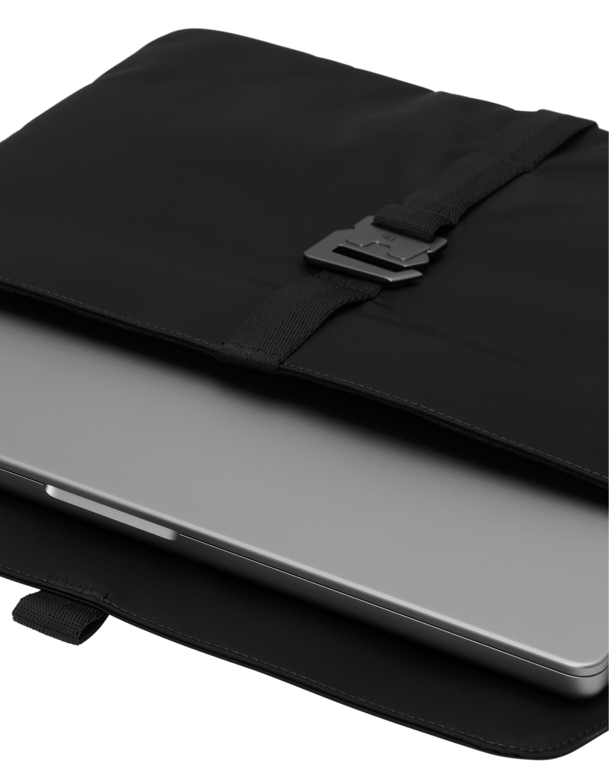 Essential Laptop Sleeve 16 Nylon-3.png