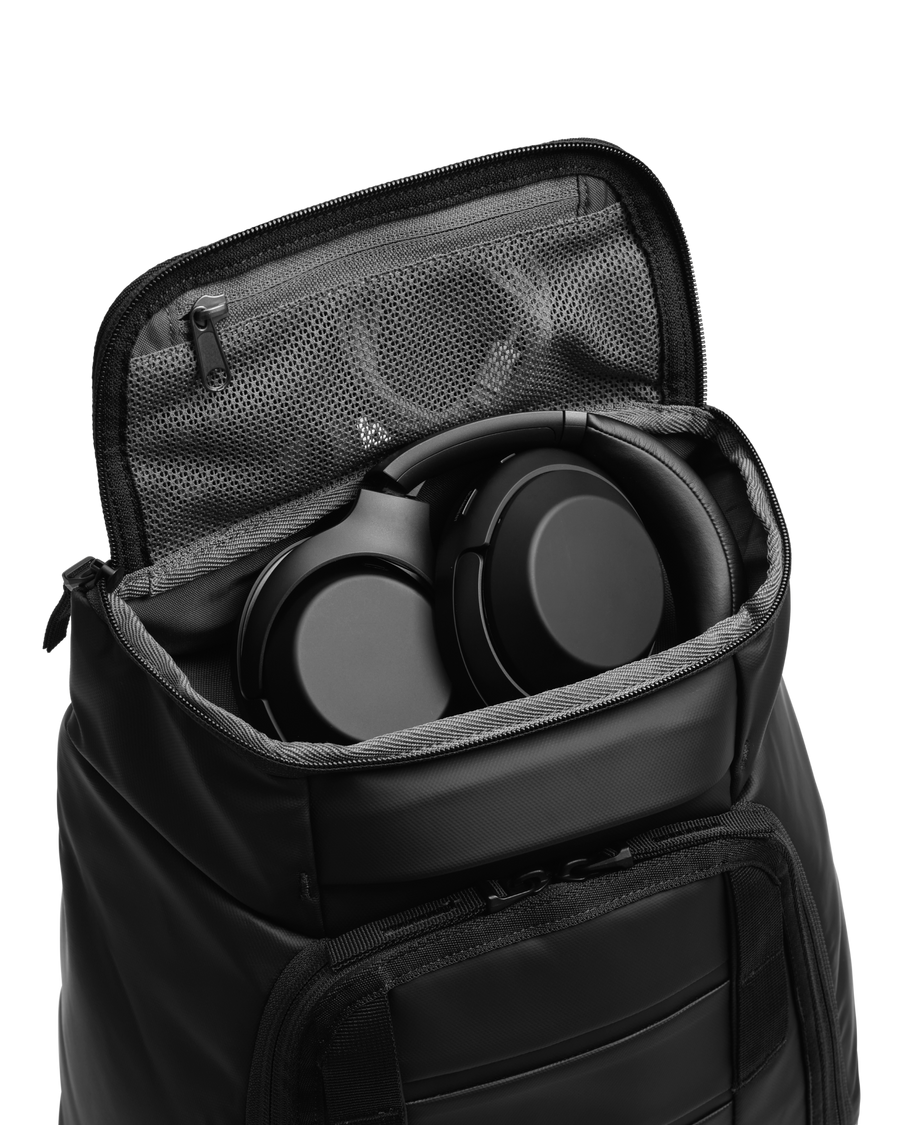 Hugger Backpack 20L Black Out