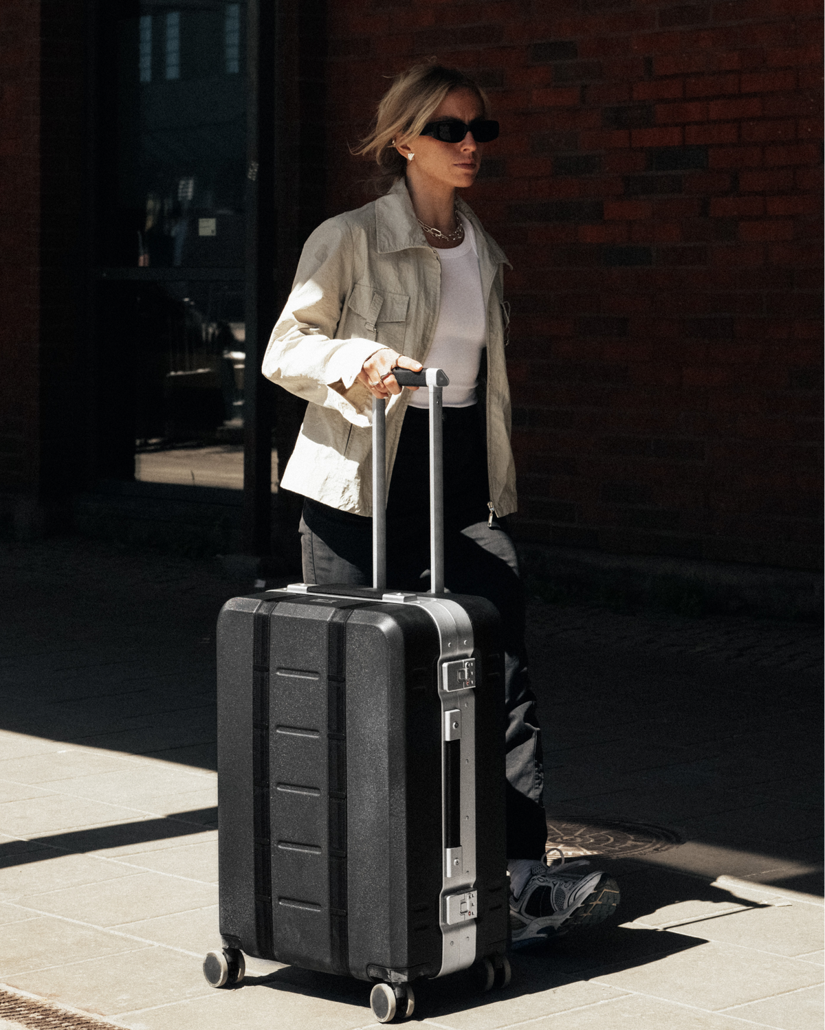 Ramverk Pro Check in luggage medium black out-6.png